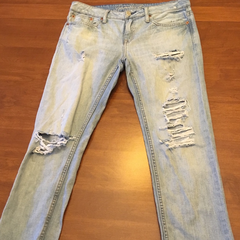 American Eagle light-wash destroyed croppe…